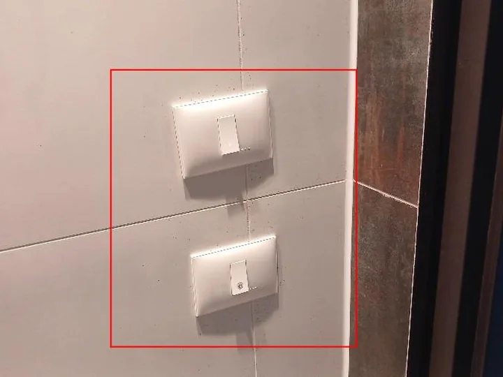 ליקויי חשמל: מתג שהותקן בצורה עקומה.
